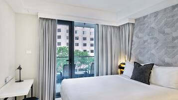 Queen Room with Balcony (Accessible Facilities in Selected Rooms) | Caja de seguridad en la habitación y cortinas blackout