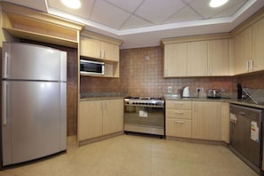 Deluxe-Apartment, 4 Schlafzimmer, Poolzugang, Strandblick | Eigene Küche | Kühlschrank, Mikrowelle, Ofen, Geschirrspüler