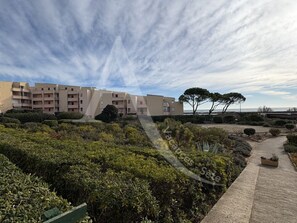 Property grounds - STUDIO 4 PERS AVEC PKG BORD DE PLAGE VUE MER (Sète)