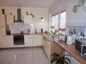 Kühlschrank, Mikrowelle, Ofen, Geschirrspüler