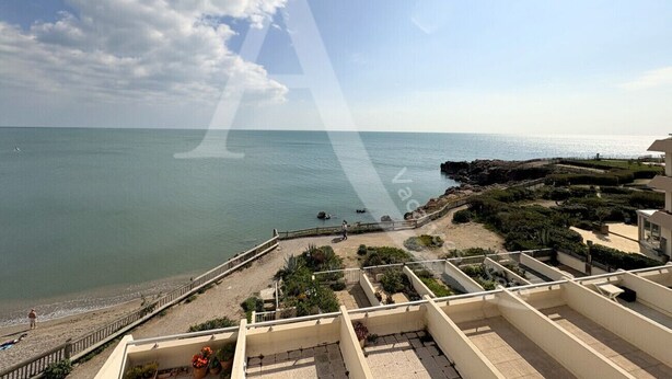 A coastal view from a balcony overlooking a beach with a clear sky. - STUDIO AVEC PKG, LES CRIQUES DE LA CORNICHE (Sète)