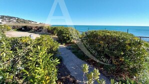 A pathway leading to a coastal area with dense greenery and a clear view of the sea. - STUDIO AVEC PKG, LES CRIQUES DE LA CORNICHE (Sète)