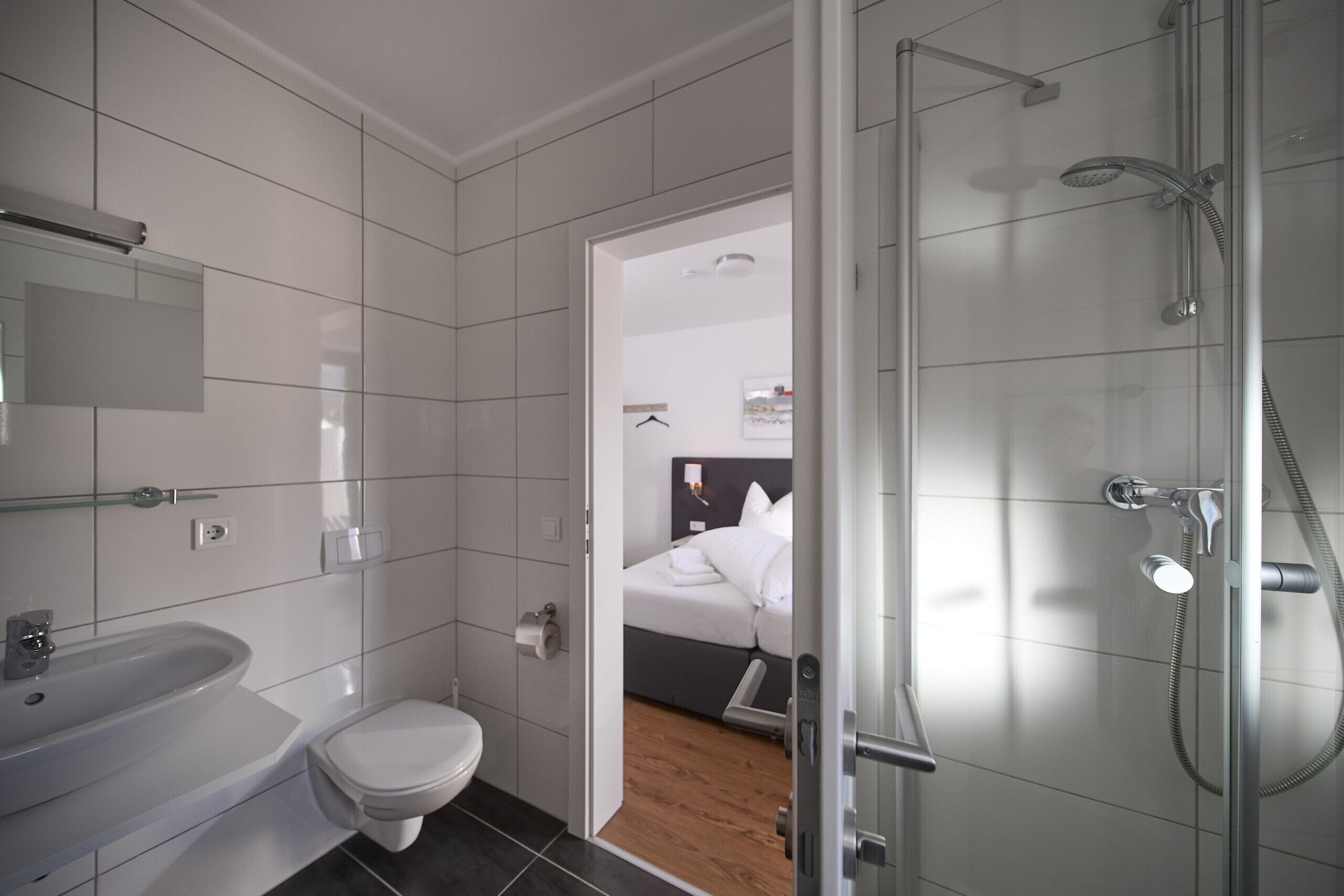 Dusche, Haartrockner, Toilettenpapier