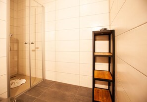 Dusj, hårføner og toalettpapir