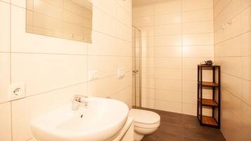 Dusj, hårføner og toalettpapir