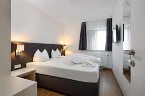 3 bedrooms, in-room safe, iron/ironing board, free WiFi