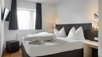 3 bedrooms, in-room safe, iron/ironing board, WiFi (free)