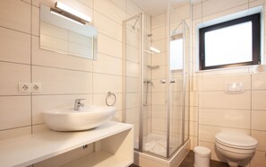 Een douche, een haardroger, toiletpapier