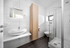 Dusche, Haartrockner, Toilettenpapier