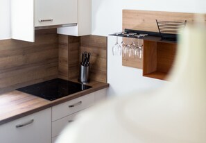 Kylskåp, mikrovågsugn, diskmaskin och kaffe- och tebryggare