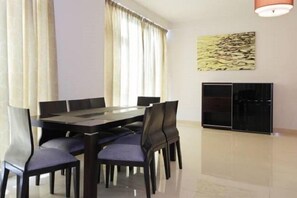 Deluxe Apartment, 3 Bedrooms | In-room dining