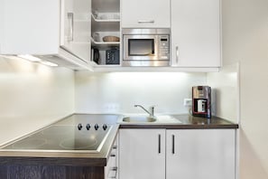 Kühlschrank, Mikrowelle, Wasserkocher mit Kaffee-/Teezubehör
