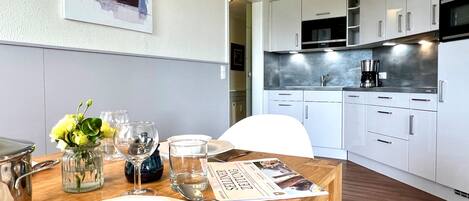 Kylskåp, ugn, diskmaskin och kaffe- och tebryggare