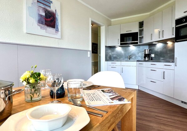 Køleskab, ovn, opvaskemaskine, kaffe-/temaskine