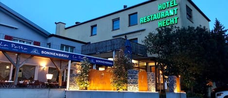 Façade de l’hébergement - soirée/nuit