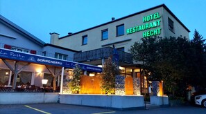 숙박 시설 정면 - 저녁/밤