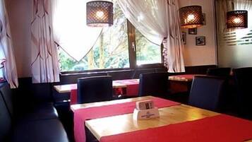 Aamiainen (10 CHF per henkilö)