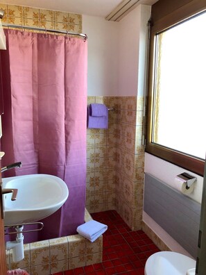 Shower, towels - Hotel Hecht (Sennwald)