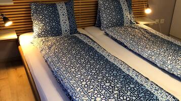 Double Room | Desk