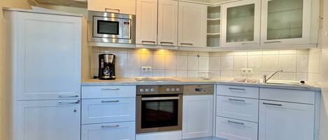 Refrigerador, microondas, horno, lavavajillas