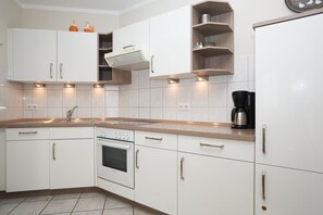 Kühlschrank, Ofen, Geschirrspüler, Wasserkocher mit Kaffee-/Teezubehör