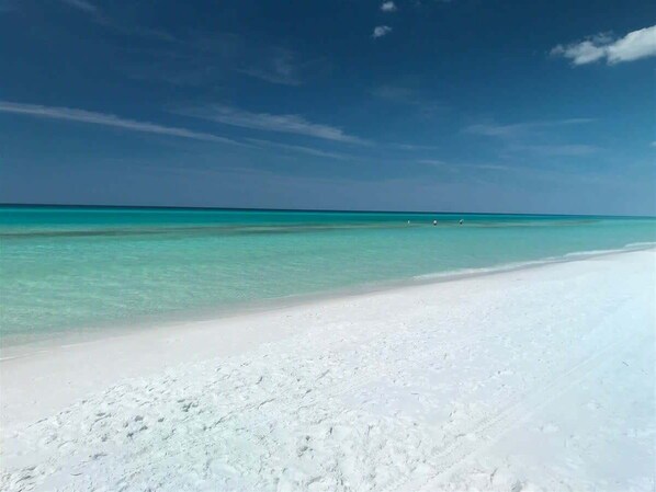 Una playa con agua turquesa cristalina y arena blanca.