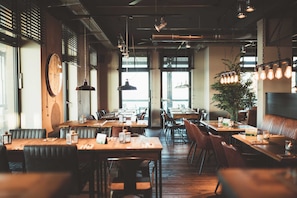 Dining - Business class double room - Fliegerdeich Hotel & Restaurant (Wilhelmshaven)