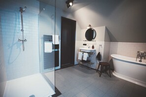 Dusche, Haartrockner, Handtücher, Seife