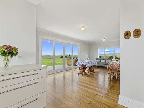 Waipu Dunes - with Spa
Waterfront walk to the beach. Pet-Friendly!
Waipu Cove