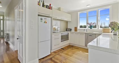 Waipu Dunes - with Spa
Waterfront walk to the beach. Pet-Friendly!
Waipu Cove