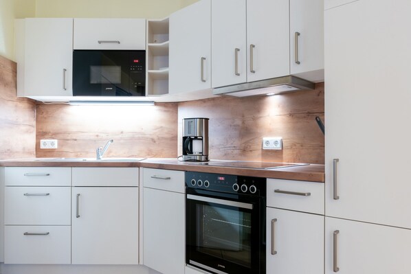 Kühlschrank, Mikrowelle, Ofen, Geschirrspüler