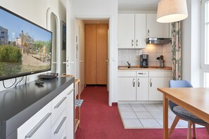 Kylskåp, kaffe- och tebryggare, vattenkokare och brödrost