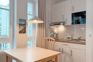 Køleskab, kaffe-/temaskine, elkedel, brødrister