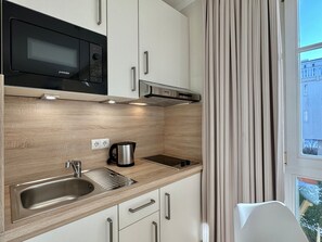 Kühlschrank, Wasserkocher mit Kaffee-/Teezubehör, Wasserkocher, Toaster