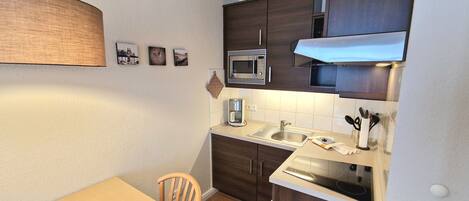 Een koelkast, een microgolfoven, een koffiezetapparaat/waterkoker