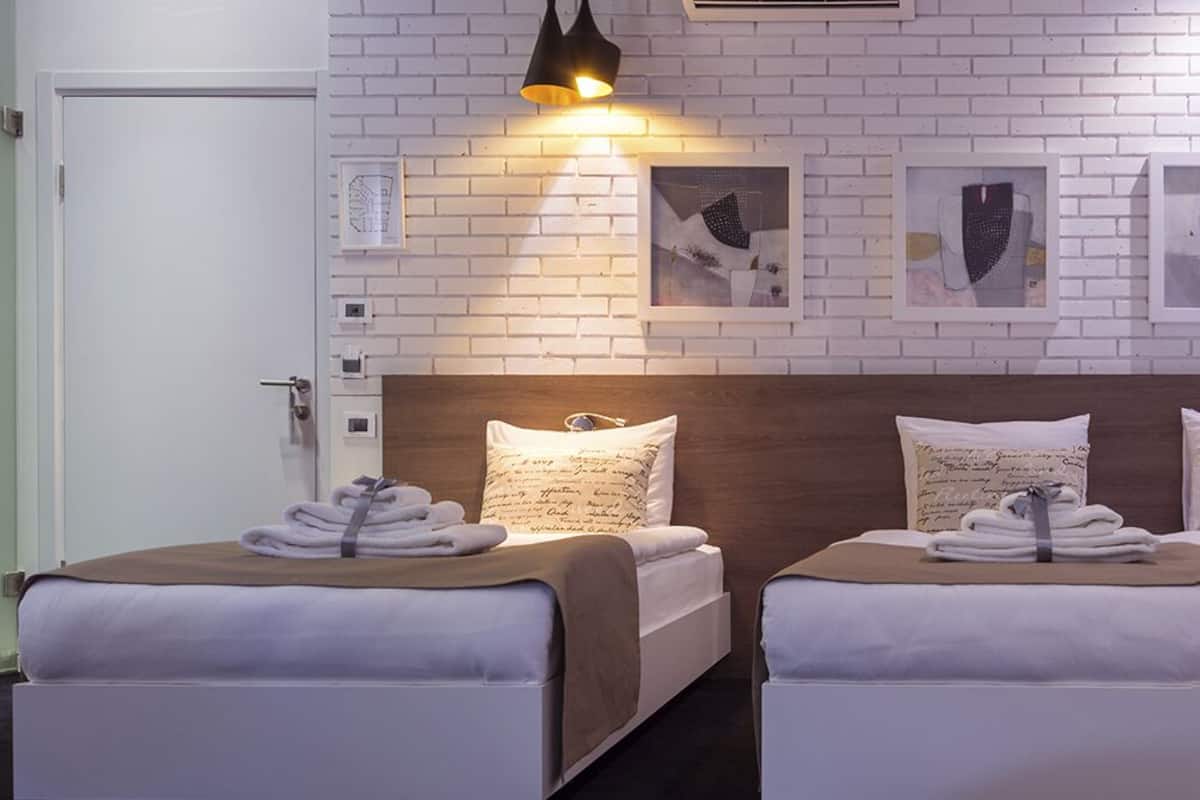 Driepersoonskamer | Een minibar, een kluis op de kamer, een bureau, geluiddichte muren