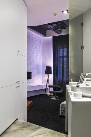 Shower, free toiletries, hair dryer, bathrobes - Eter Hotel (Niš)