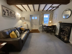 TV - 2 Victoria Cottages - Cosy Grade II Listed Cottage (Bakewell)