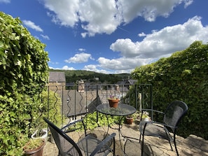 Outdoor dining - 2 Victoria Cottages - Cosy Grade II Listed Cottage (Bakewell)