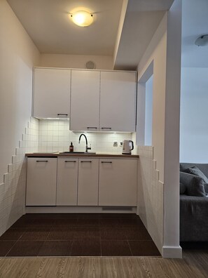 ثلاجة، غسالة أطباق، ماكينة لصنع القهوة/الشاي، غلّاية كهربائية