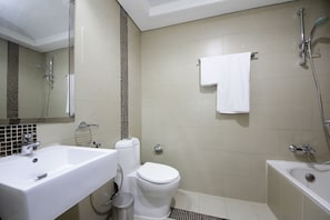 Departamento Deluxe | Baño | Tina con regadera y toallas