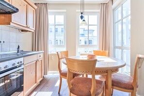 Kühlschrank, Mikrowelle, Ofen, Wasserkocher mit Kaffee-/Teezubehör