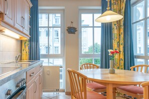 Kühlschrank, Mikrowelle, Ofen, Geschirrspüler