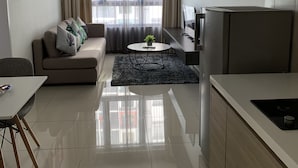 Un saló modern amb un sofà, una taula de centre i una zona menjador.