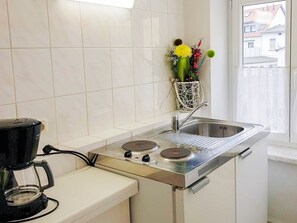 Køleskab, kaffe-/temaskine, elkedel, brødrister