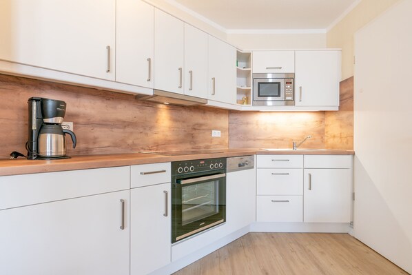 Kühlschrank, Mikrowelle, Ofen, Geschirrspüler