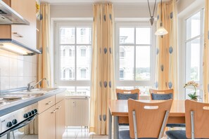 Kühlschrank, Ofen, Wasserkocher mit Kaffee-/Teezubehör, Wasserkocher