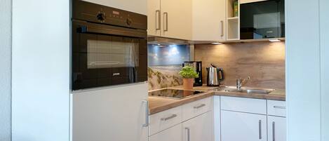 Fridge, oven, coffee/tea maker, electric kettle