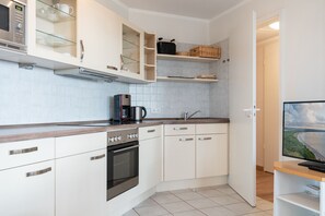 Kühlschrank, Mikrowelle, Ofen, Wasserkocher mit Kaffee-/Teezubehör