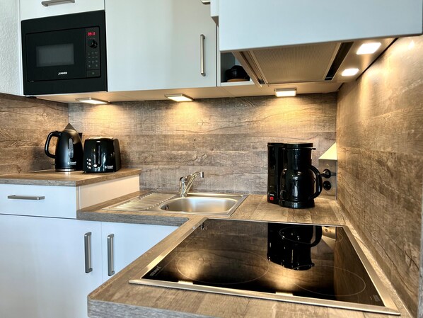 Køleskab, mikrobølgeovn, opvaskemaskine, kaffe-/temaskine